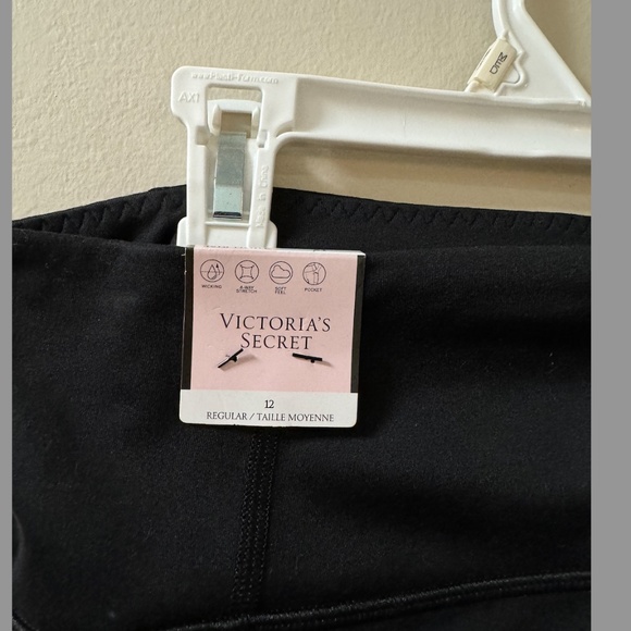 NWT Victoria's Secret Flow on Point Leggings - Picture 5 of 6